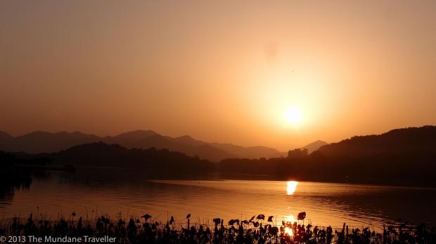 The Mundane Traveller watching the sunset of Hangzhou's West Lake